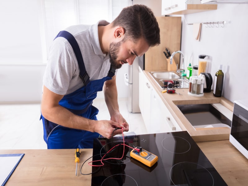 Técnico instalando Vitrocerámica